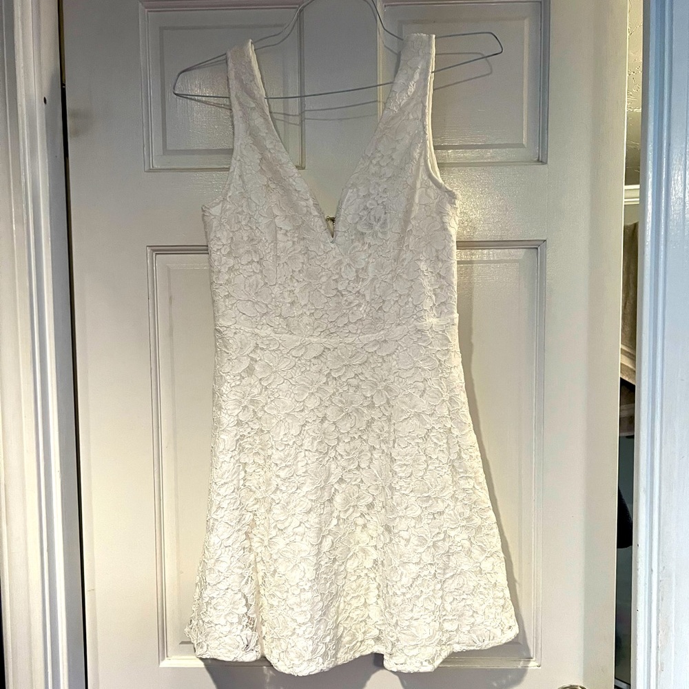 Lulu’s white lace dress